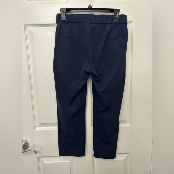 ! Lululemon On The Fly Crop *Woven 23" True Navy - Picture 5 of 8
